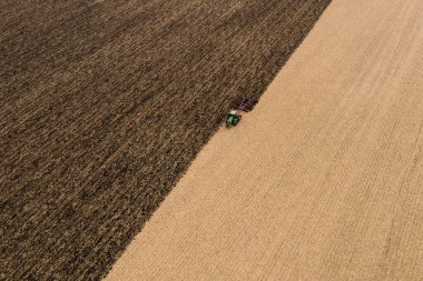 Bir traktör tarlayı sürer ve yukarıdan bir desen bırakır