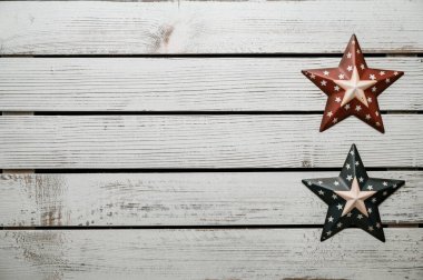 Amerikan yıldızları ve çizgileri kırsal ahşap arka planda yatıyordu. 