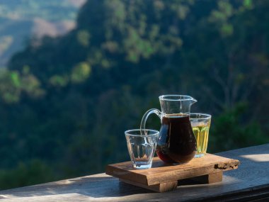 Temiz bardakta taze organik kahve seti, çay da dahil. Sabahları ahşap tepside servis yap..