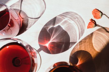 Arka planda kırmızı şarap bardakları, kapatın.