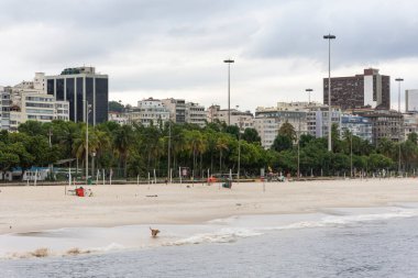 Brezilya 'nın Rio de Janeiro limanındaki Flamengo Sahili' nin güzel manzarası ve ağaçları