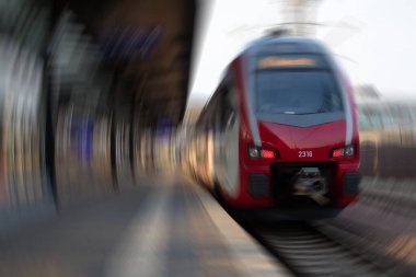 Tren istasyonunun önünden geçerken kısa mesafe treni hareket ediyor.