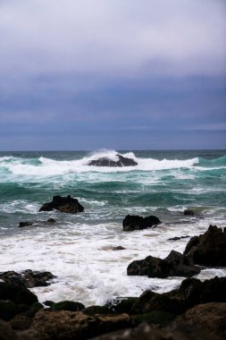 Şiddetli Dalga Sıçraması Kayalara Vuruyor
