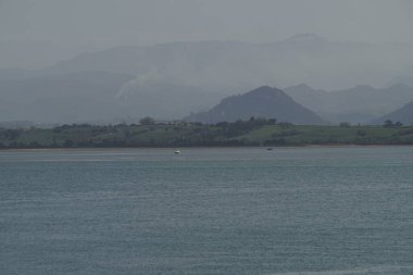 Santander Körfezi 'nde arka planda doğulu bir dağ var.