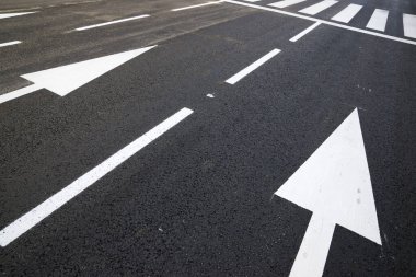 İspanya 'da yere ok ve zebra işareti çizilmiş.