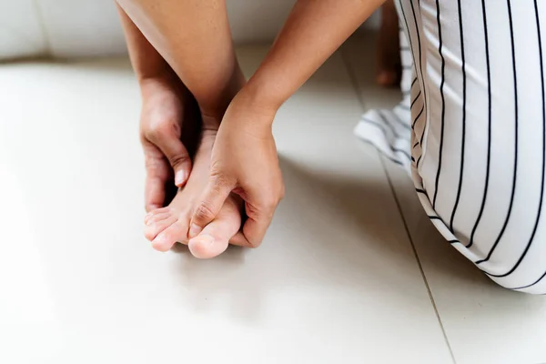 Kvinna Masserar Sin Smärtsamma Fot Och Finger Sjukvård Och Medicinska — Stockfoto