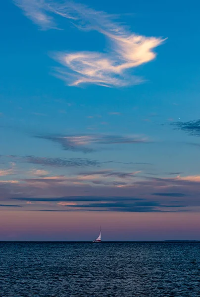 Witte Zeilboot Geïsoleerd Oceaan Onder Prachtige Zonsondergang Hemel — Stockfoto