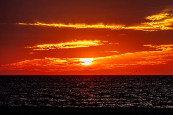 Sol Poniéndose Largo Del Horizonte Oceánico Poniendo Nubes Fuego — Foto de Stock