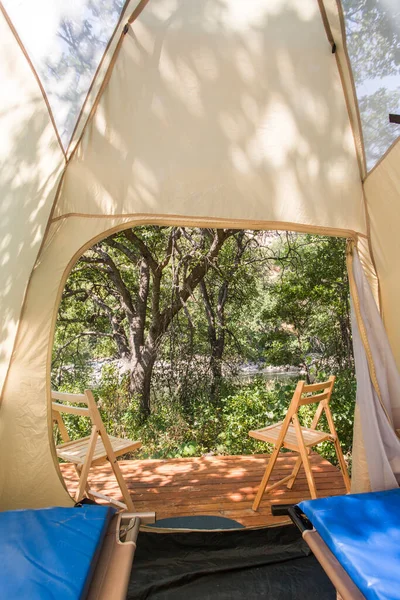 Vista Através Porta Barraca Glamping Aberta Através Árvores Para Rio — Fotografia de Stock