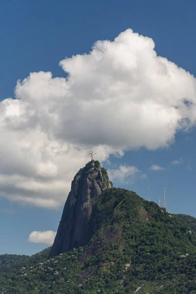Piękny Widok Corcovado Mountain Chrystusem Odkupicielem Statua Pod Chmurami Błękitne — Zdjęcie stockowe