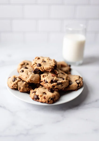 Plåt Choklad Chip Cookies Och Mjölk Vit Marmor Disk — Stockfoto