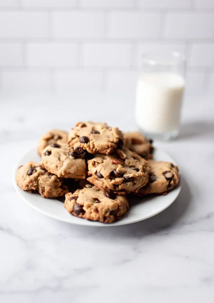 Placa Galletas Con Chispas Chocolate Leche Mostrador Mármol Blanco —  Fotos de Stock