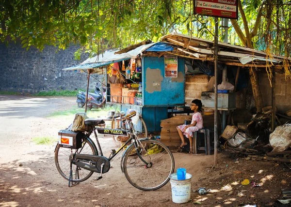 Young Girl Short Hair Glasses Sits Roadside Vendor Stand Varkala — Stock Photo, Image