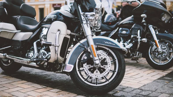 도시의 거리에 주차되어 오토바이 — 스톡 사진