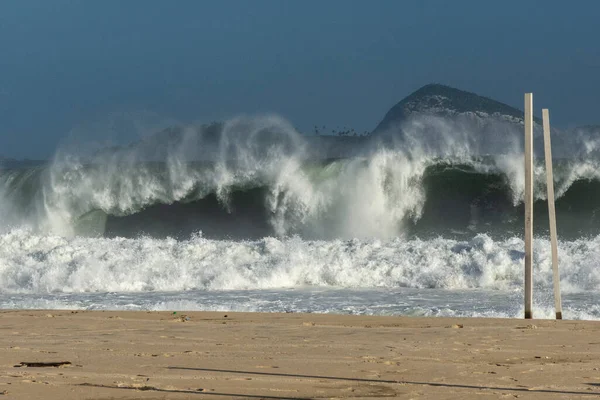 Krásný Výhled Velké Vlny Zřícení Drsného Dne Leblon Beach Rio — Stock fotografie