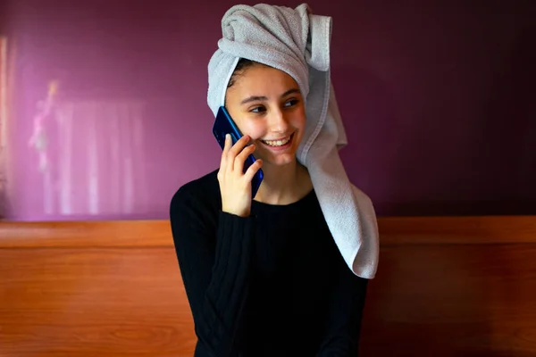 Frau Mit Handtuch Auf Dem Kopf Telefoniert Konzept Aus Der — Stockfoto