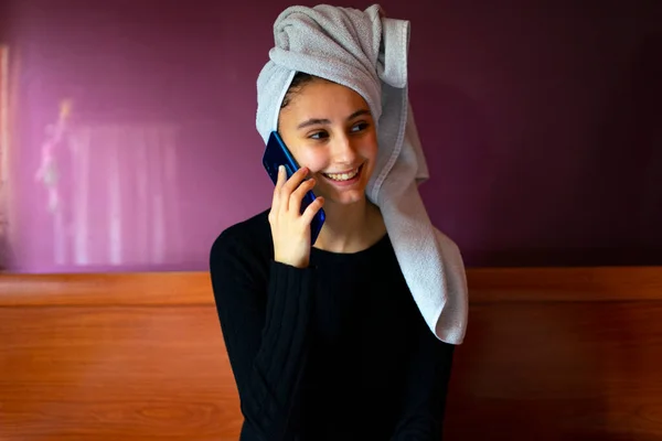 Une Femme Avec Une Serviette Sur Tête Qui Parle Téléphone — Photo