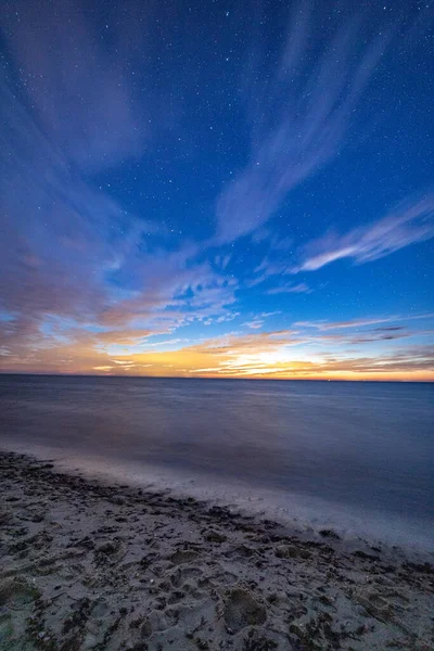 海岸線の上の雲の向こうに輝く星 — ストック写真