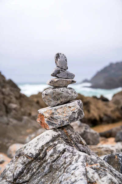 Pirâmide Zen Rocha Fundo Mar — Fotografia de Stock