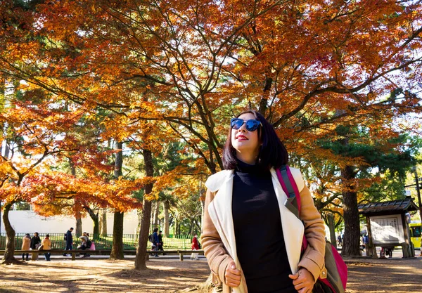 공원에서 모습을 드러낸 아름다운 아시아 — 스톡 사진
