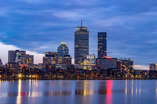 Edificios Paisaje Urbano Hora Azul Reflejados Agua —  Fotos de Stock