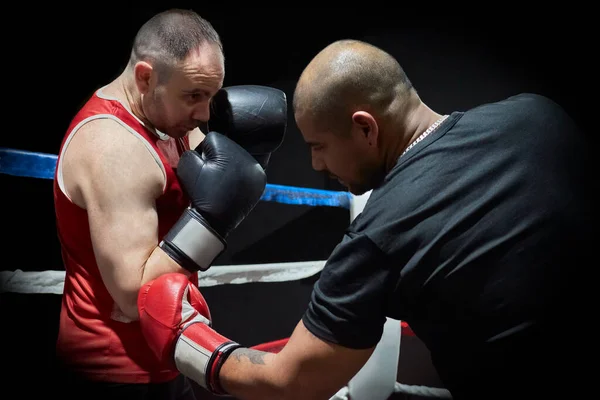 Boxeadores Masculinos Decididos Entrenando Club Salud Ring —  Fotos de Stock