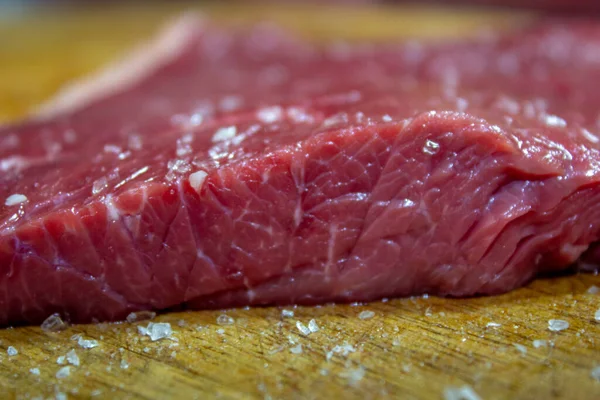 Filete Crudo Con Sal Derramada Sobre Una Mesa Madera Junto —  Fotos de Stock