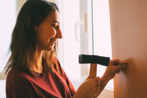 Frau Baut Ihrem Haus Ein Möbelstück Zusammen Möbelmontage Konzept Der — Stockfoto