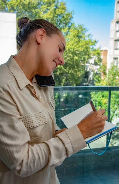 Assistente Amministrativa Femminile Che Prende Appunti Risponde Cellulare — Foto Stock