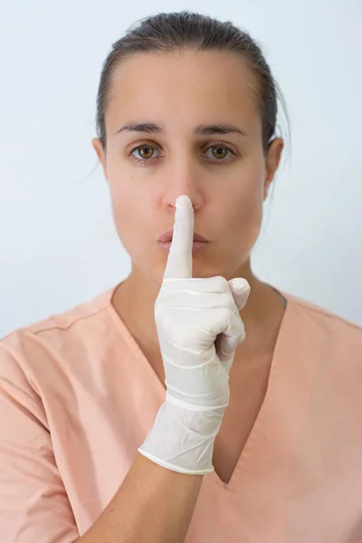 Médica Mulher Pedindo Silêncio Com Luvas Látex — Fotografia de Stock