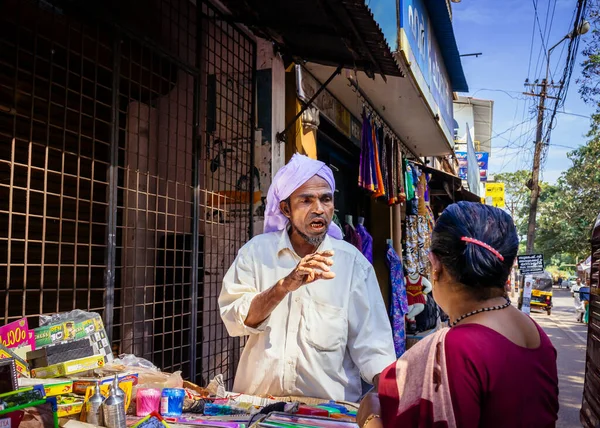 Male Vendor Speaks Female Customer Curbside Storefront Varkala Kerala India — Stock Photo, Image