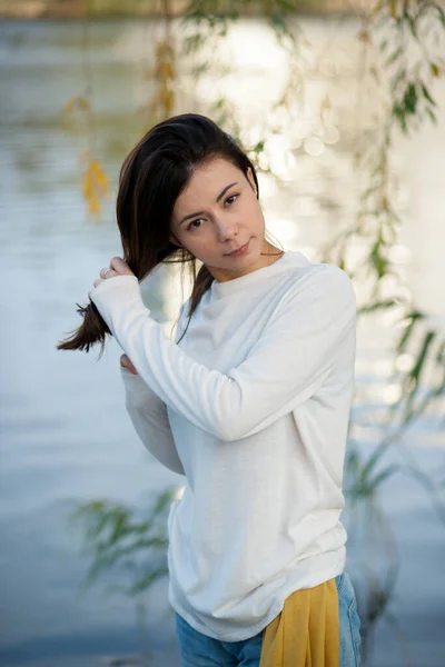 Hermosa Chica Morena Posando Cerca Del Río Otoño — Foto de Stock