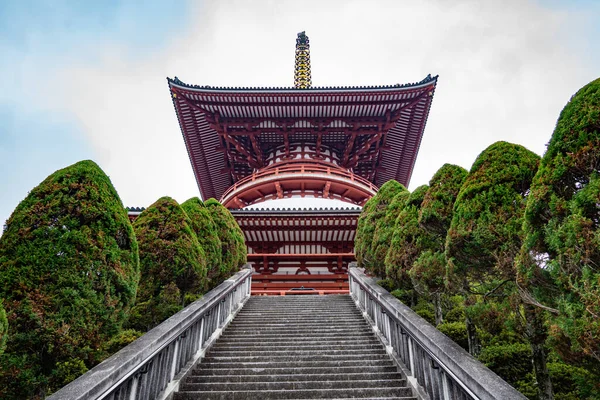 成田山新勝寺は成田市の成田山公園に併設されており 成田市にある大きくて人気の高い仏教寺院で 940年に建てられました 建築のシームレスなブレンドを提供していますすべてのターンでの風景の素晴らしさ — ストック写真