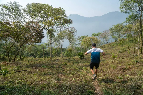 Homme Descend Sur Sentier Entouré Arbres Près Nactanca — Photo