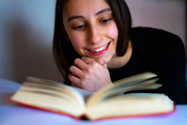 Happy Smiling Young Woman Reading Book — Stock Photo, Image