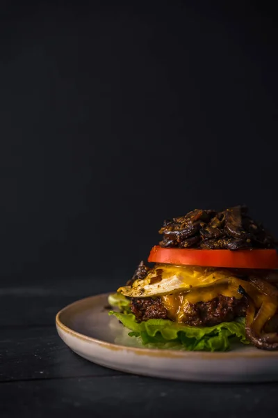 Bungles Burger Gluten Free Beef Onions Mushrooms Dark Food Egg —  Fotos de Stock