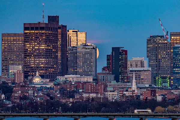 Luna Elevándose Más Allá Ciudad Alcanzando Punto Máximo Detrás Edificios —  Fotos de Stock