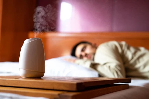 Penyegar Udara Mengambil Parfum Kamar Tidur Dengan Orang Tidur Konsep — Stok Foto