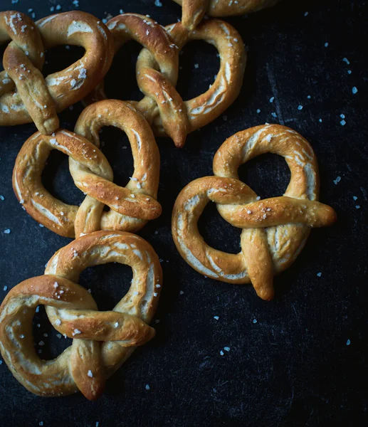 Primo Piano Pretzel Morbidi Fatti Casa Uno Sfondo Nero — Foto Stock