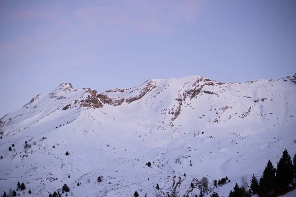 夕阳西下的新雪山概况 — 图库照片