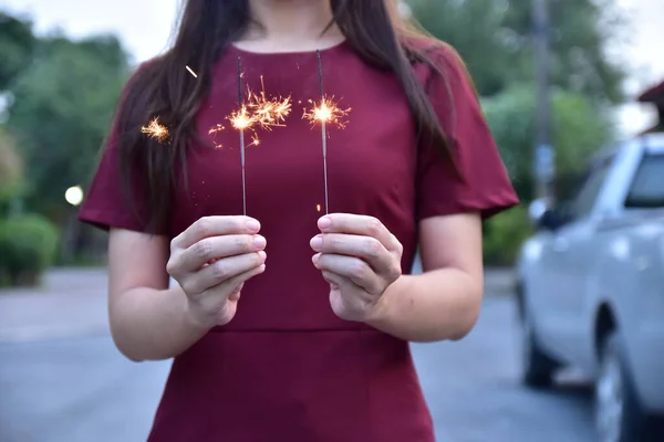 Mulheres Segurando Fogos Artifício Brilham Noite — Fotografia de Stock