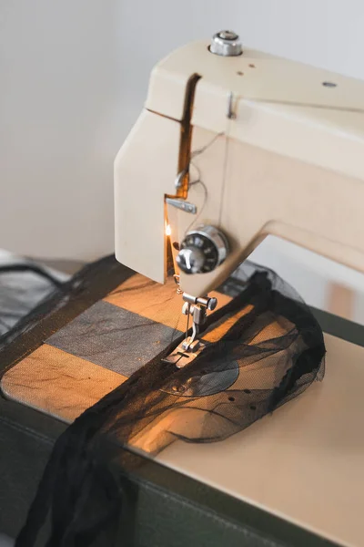 白い背景に職場で自宅でミシンの黒い繊維メッシュファニオンから縫製プロセスFドレス — ストック写真