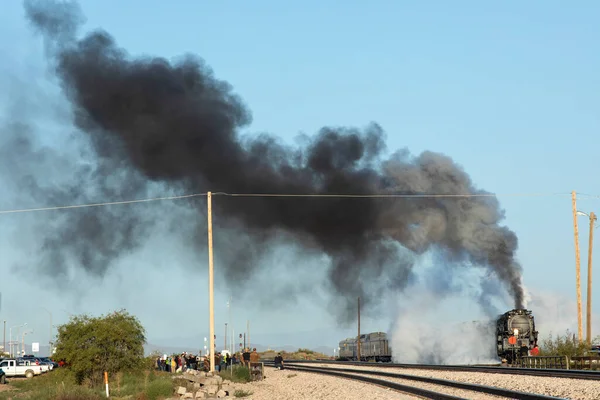 Asya Doğal Arka Planda Eski Tren — Stok fotoğraf