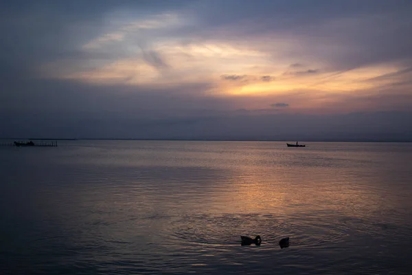 美丽的落日落在湖面上 船尾有船 — 图库照片