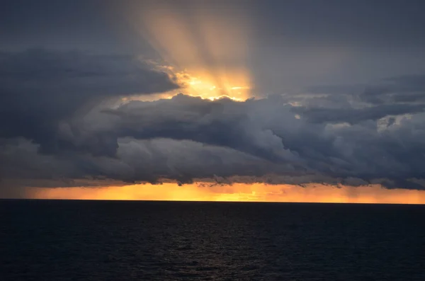 Increíble Puesta Sol Con Rayos Largos Que Atraviesan Las Nubes —  Fotos de Stock