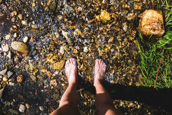 Voeten Van Een Vrouw Het Water — Stockfoto