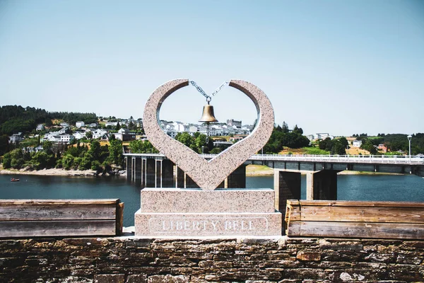 Frihet Klocka Staty Med Stad Bakgrunden Med Vita Hus — Stockfoto