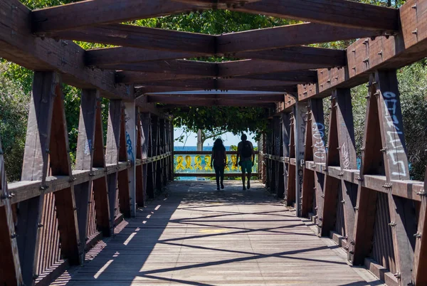 Houten Brug Naar Het Strand Barcelona Gaan — Stockfoto