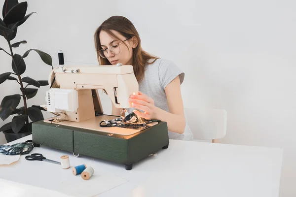 Chica Que Cose Máscara Protectora Medicina Máquina Coser Casa Para —  Fotos de Stock