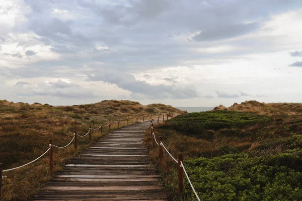 Houten Pad Naar Het Strand Een Bewolkte Dag — Stockfoto